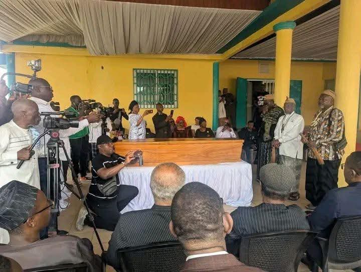 La cérémonie de mise en bière de l’opposant politique Anicet Ekane.